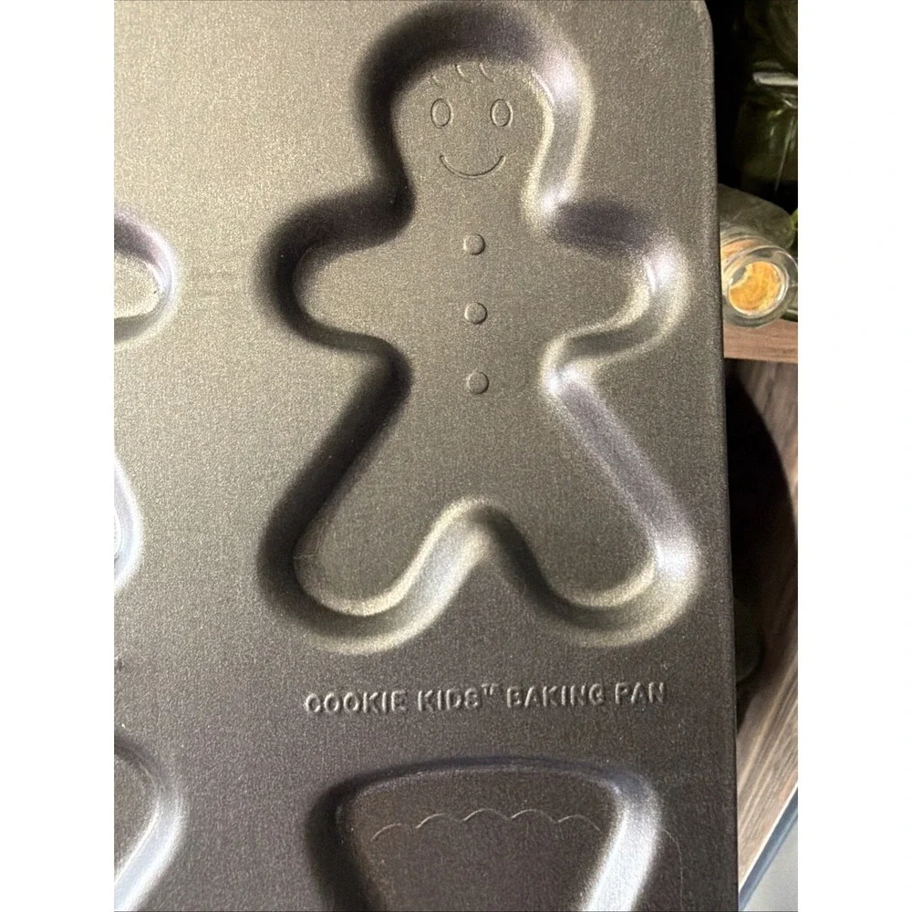 Nestle‎ Tollhouse Cookie Kids Baking Pan Gingerbread Boy and Girl